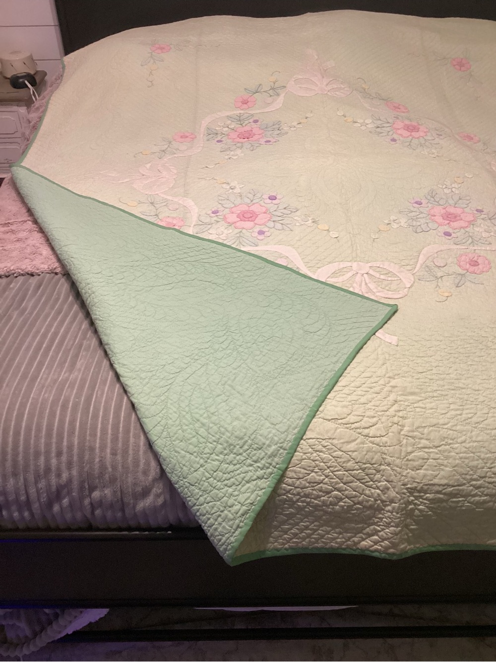 Antique Professional Hand Made Quilt - Picture 3 of 4